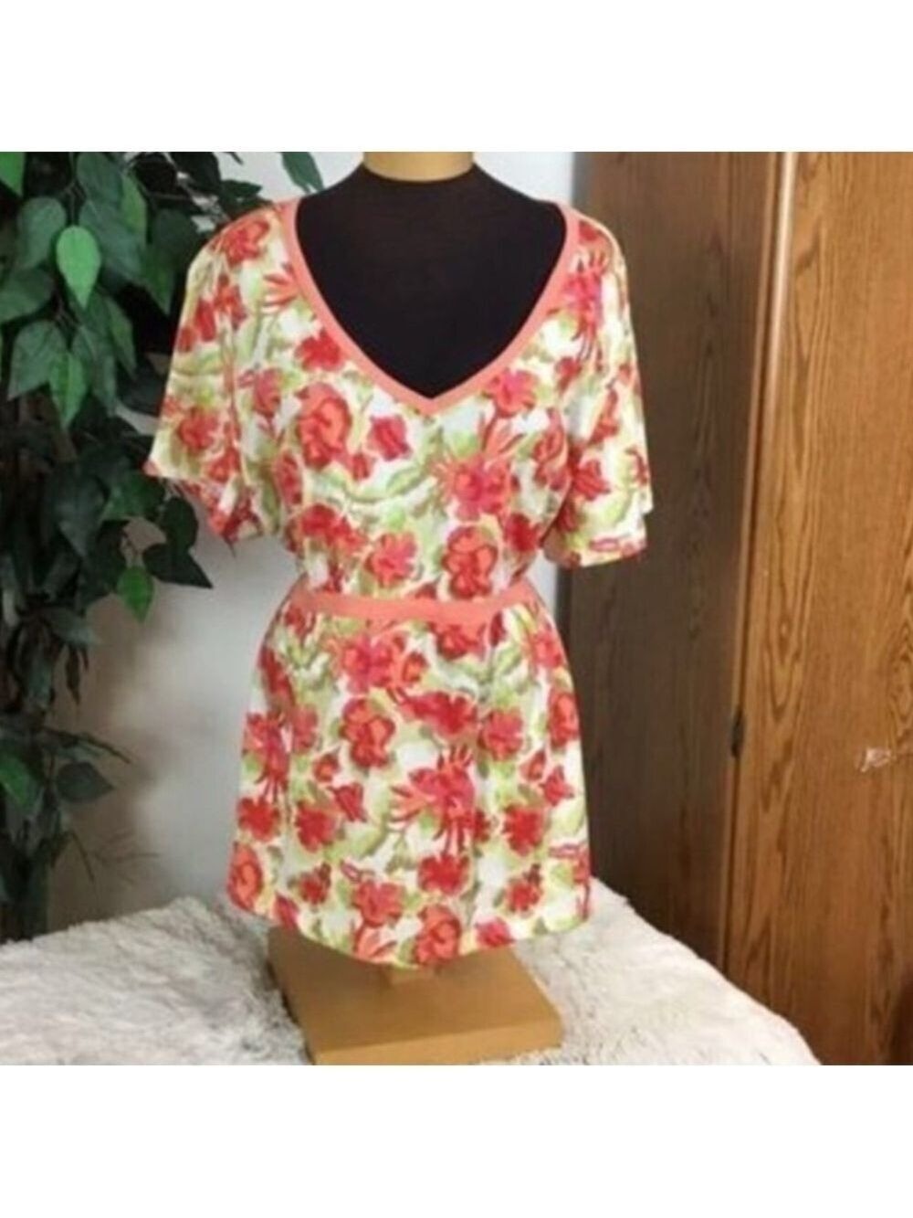 Bobbi Brooks floral short sleeve top Woman’s size 3X (24-26) v neck
